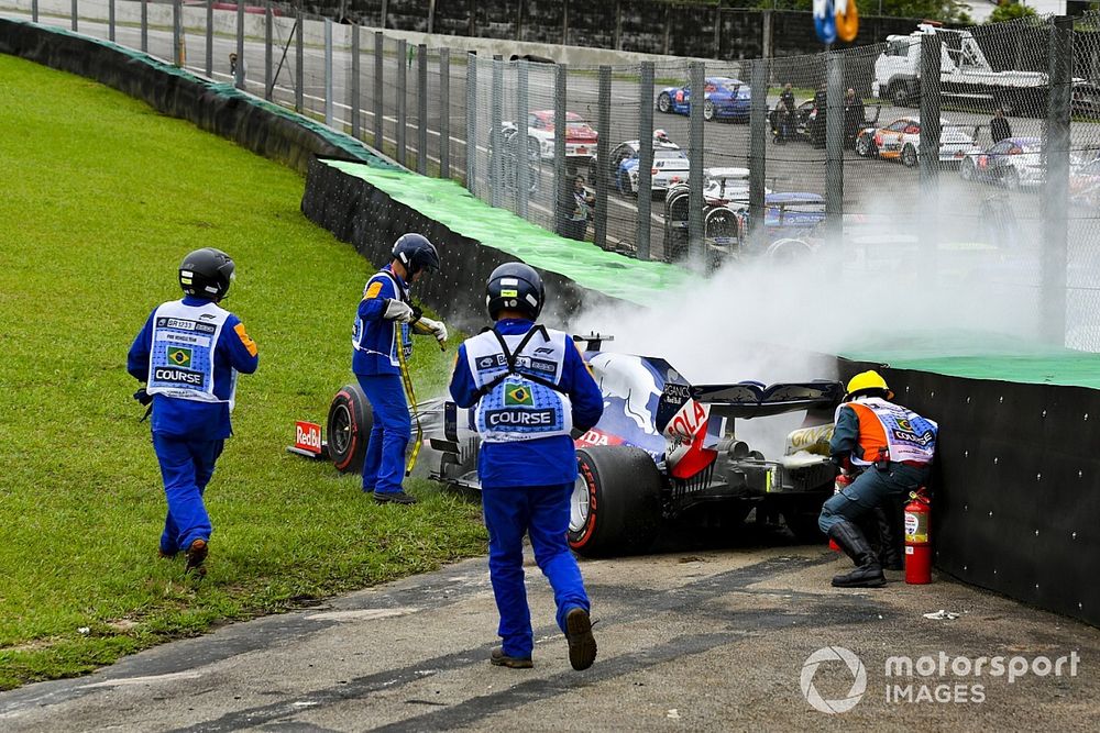 Marshal usano l'estintore sull'auto di Daniil Kvyat, Toro Rosso STR14 dopo l'incidente