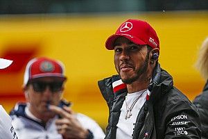 Videó: Hamilton furcsa frizurával táncolt az azeri verseny után 1 nappal