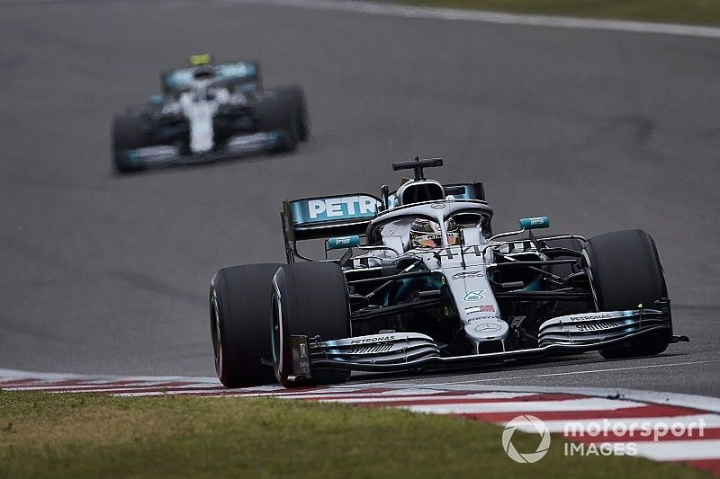 Боттас объяснил, почему пилотам Mercedes сложнее преследовать соперников