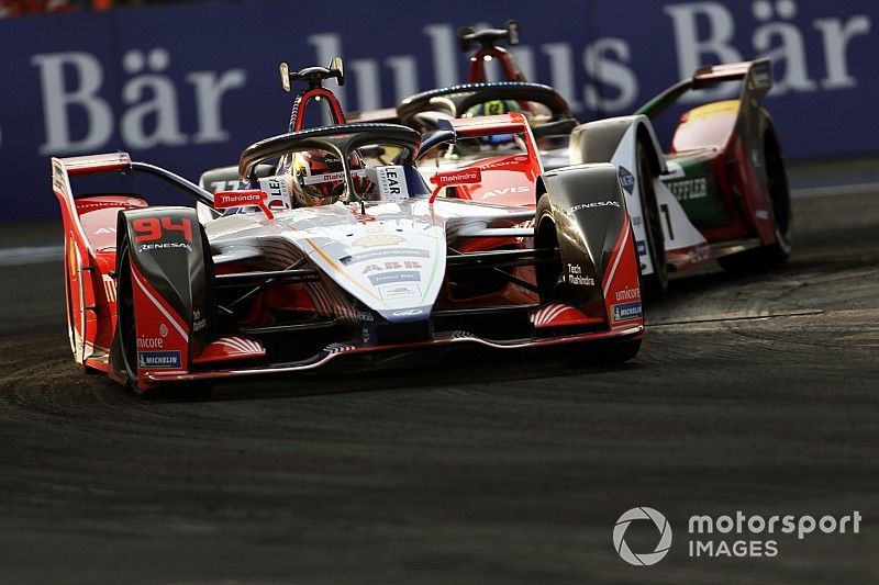 Pascal Wehrlein, Mahindra Racing, M5 Electro leads Lucas Di Grassi, Audi Sport ABT Schaeffler, Audi e-tron FE05 both in attack mode