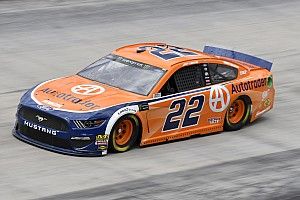 Logano manda en la última práctica y Suárez en 9°