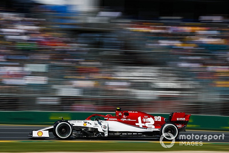 Giovinazzi jechał w wyścigu uszkodzonym autem