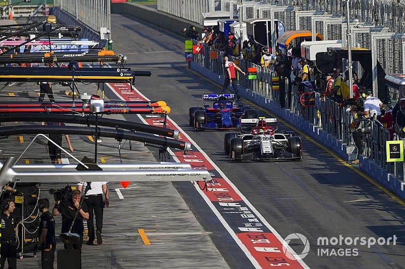 Antonio Giovinazzi, Alfa Romeo Racing C38, leads Daniil Kvyat, Toro Rosso STR14, in the pit lane