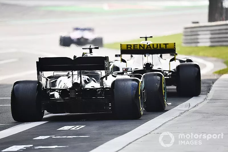 Daniel Ricciardo, Renault F1 Team R.S.19, devant Lewis Hamilton, Mercedes AMG F1 W10