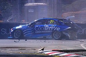 Elképesztő bukás a Supercars versenyhétvégéjén: brutális becsapódás (videó)