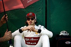 La carrera de Giovinazzi comprometida por un daño en el piso de su chasis