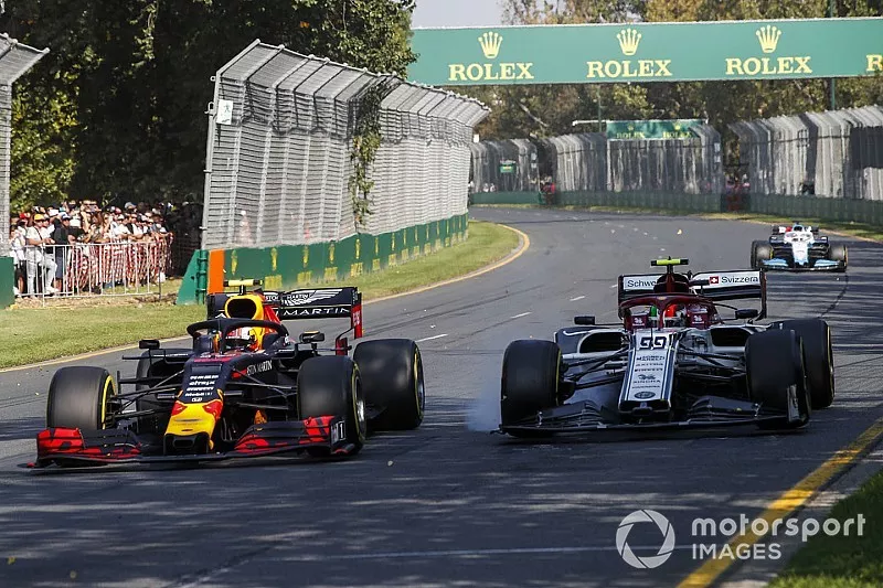 Pierre Gasly, Red Bull Racing RB15, y Antonio Giovinazzi, Alfa Romeo Racing C38