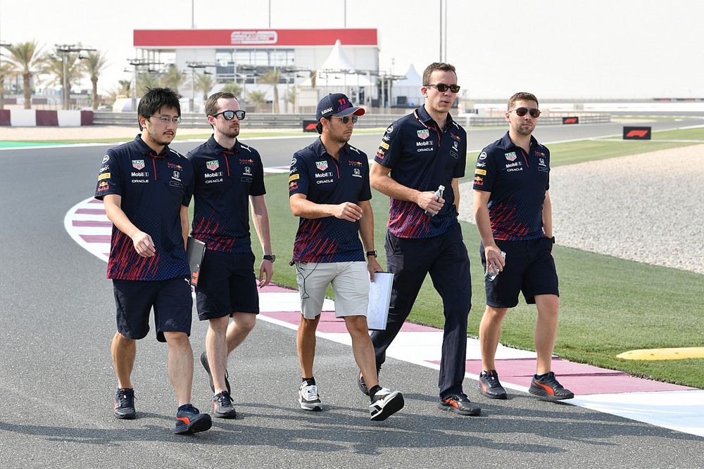 Sergio Pérez, Red Bull Racing, recorre la pista