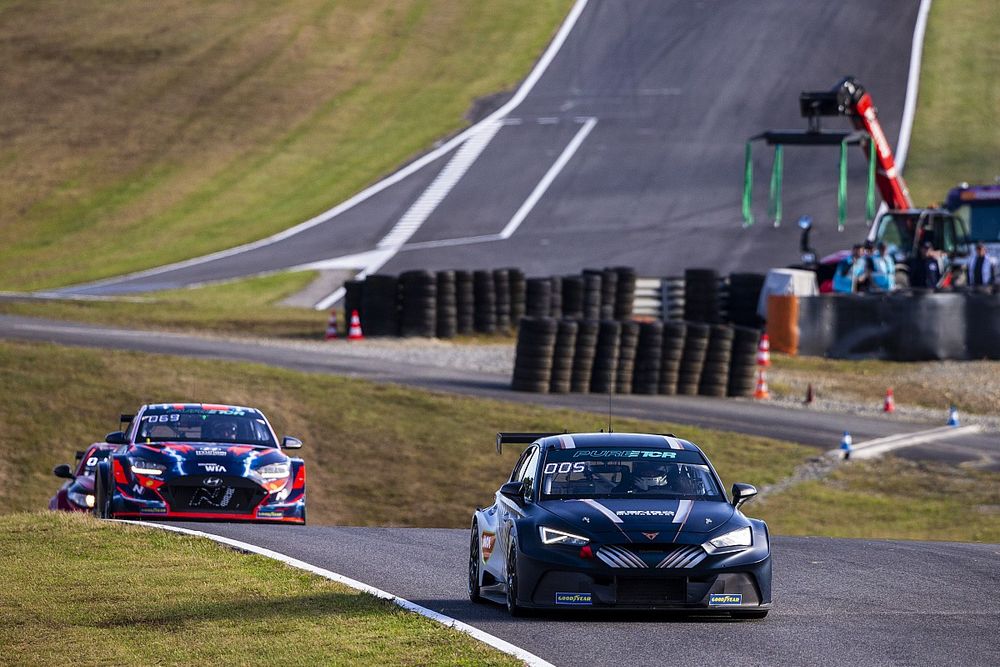 Ekstrom wins at Pau-Arnos to eliminate Baptista from Pure ETCR title fight