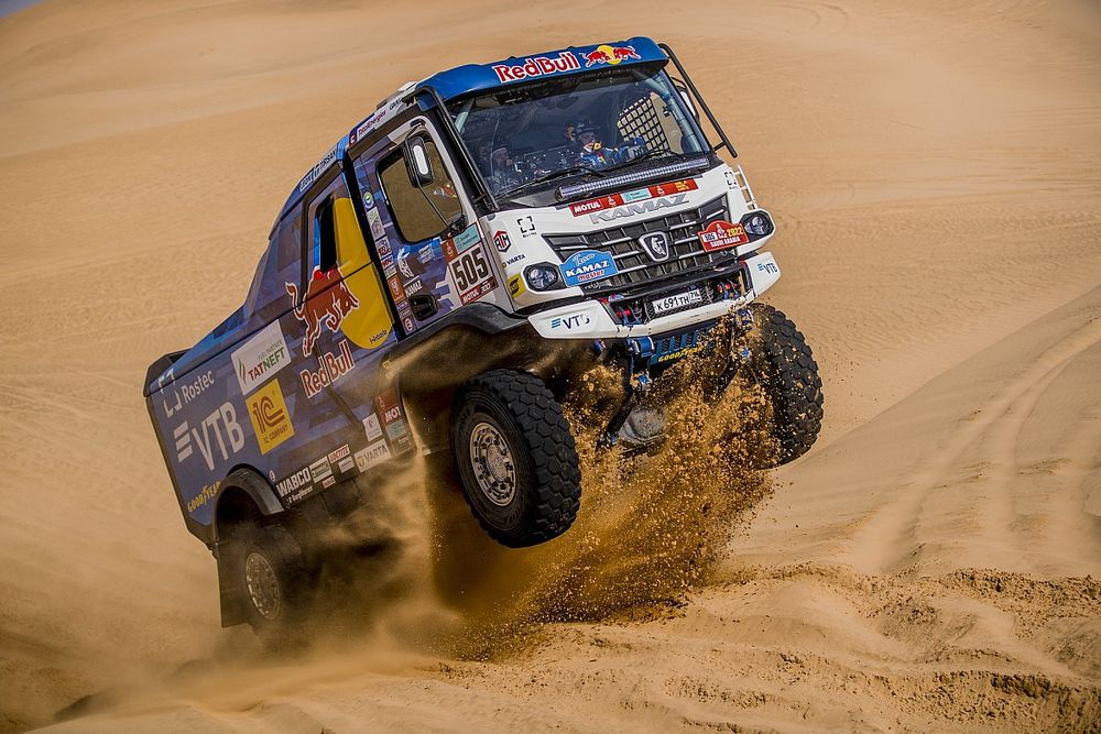 Nikolaev houdt het spannend met etappezege bij de trucks