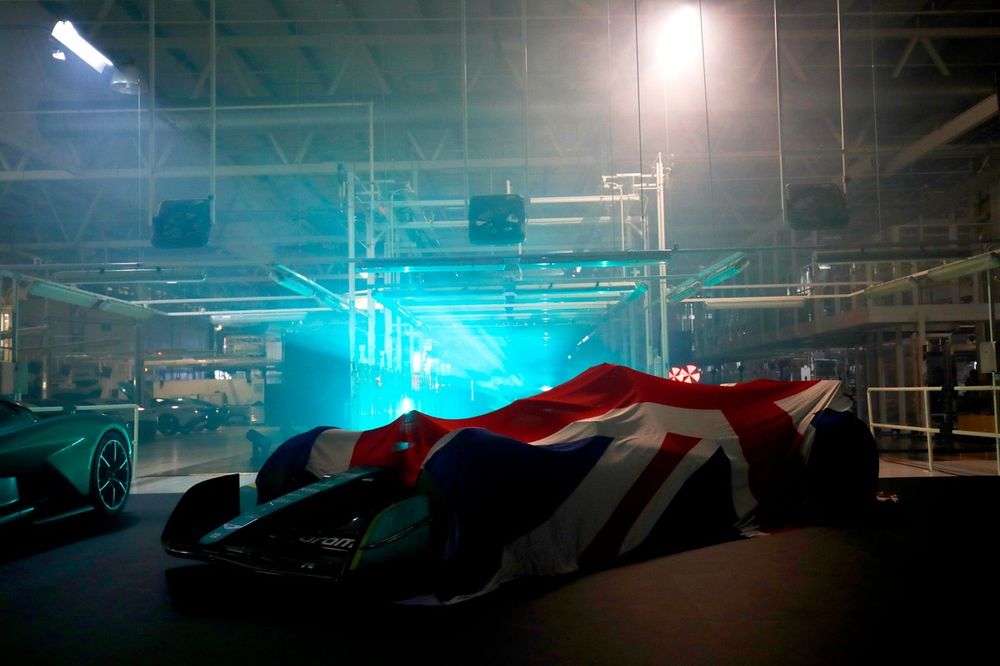 El Aston Martin AMR22 y el espect&aacute;culo de luces