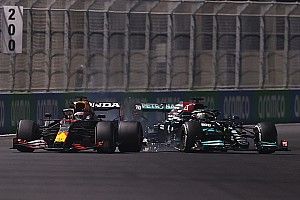 Lewis Hamilton Tak Tahu Max Verstappen Diminta Bertukar Posisi