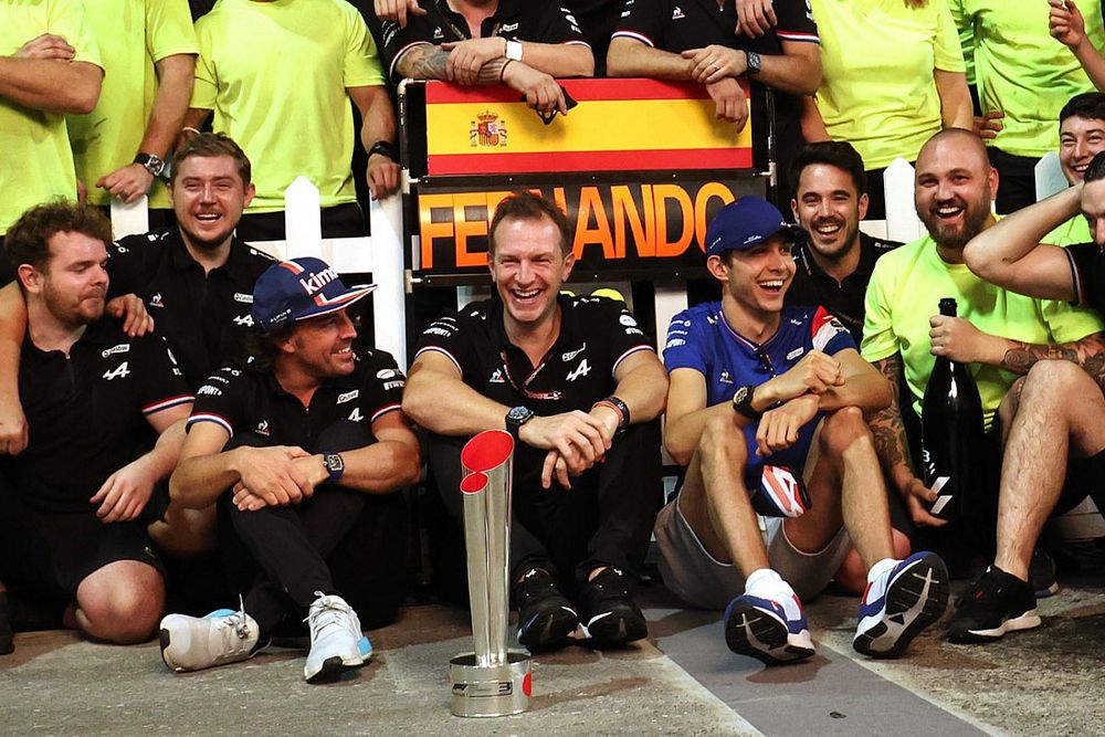 Fernando Alonso, Esteban Ocon, Alpine celebrate with the team