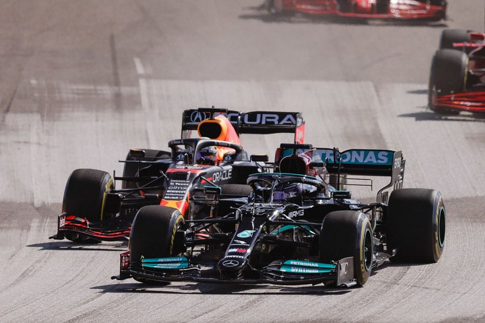 Lewis Hamilton, Mercedes W12, Max Verstappen, Red Bull Racing RB16B, Sergio Perez, Red Bull Racing RB16B, Charles Leclerc, Ferrari SF21, and the rest of the field on the opening lap