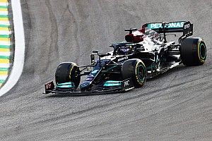 Hamilton naar de stewards voor te vroeg losmaken van gordels