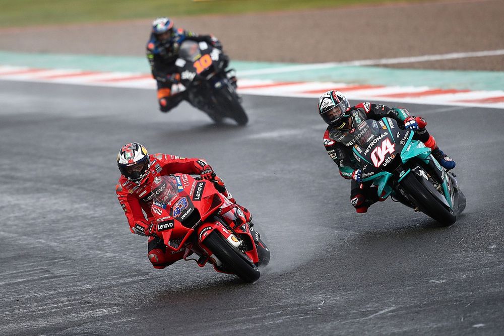 Двукратный чемпион MotoGP призвал вернуть гравийные ловушки