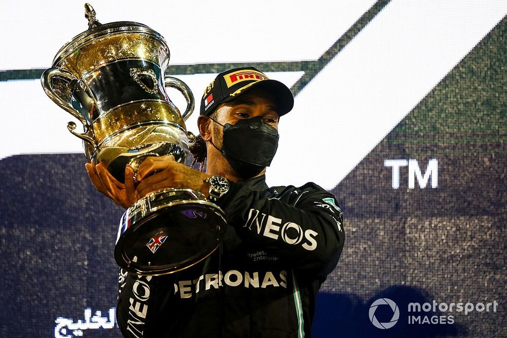 Le vainqueur Lewis Hamilton, Mercedes, sur le podium