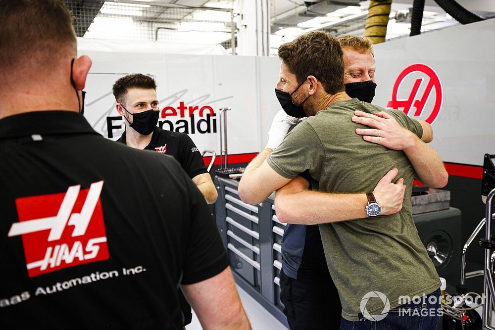 Romain Grosjean, Haas F1 retuns to the garage after his crash