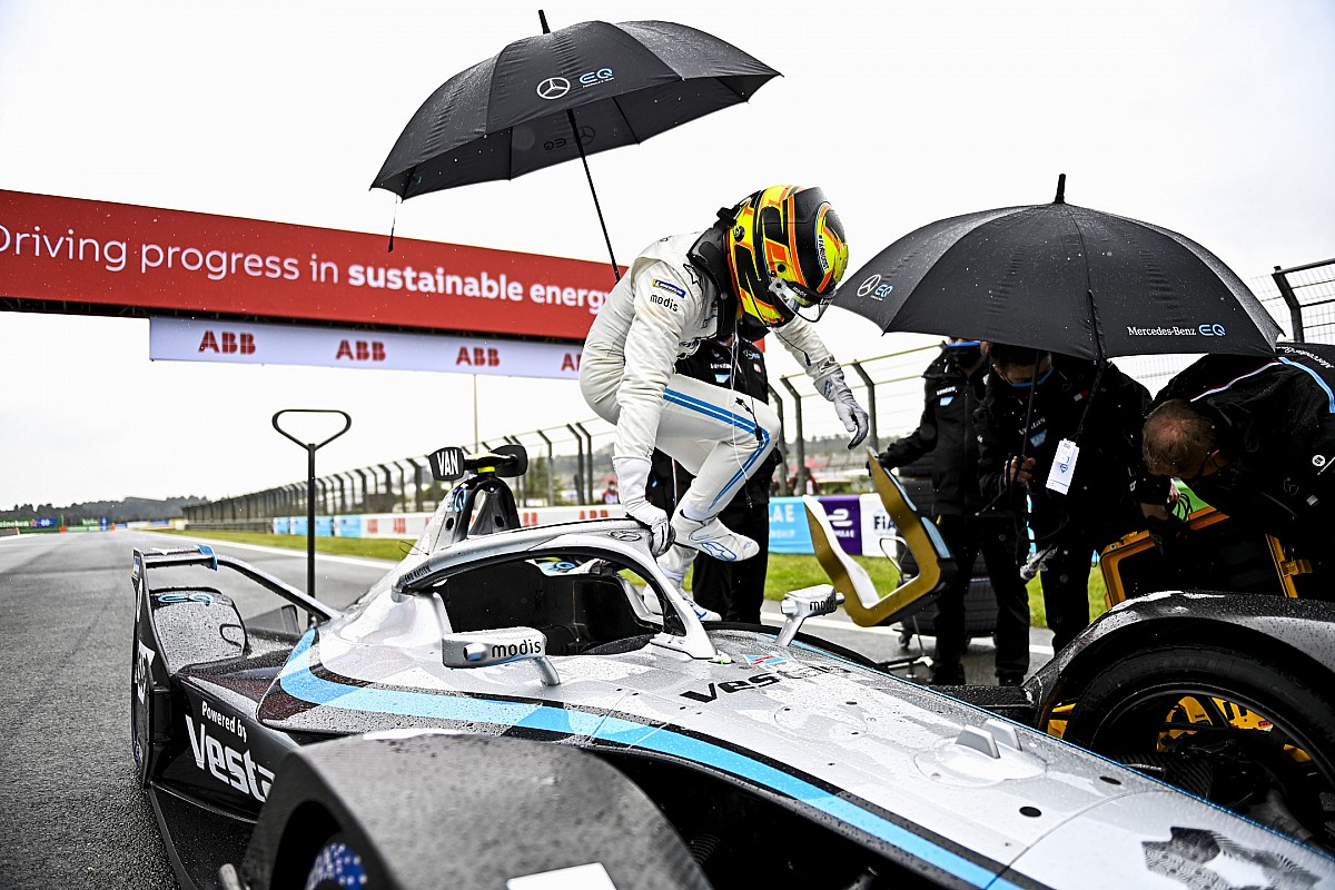 Mercedes explica el absurdo error que les costó la pole en Valencia
