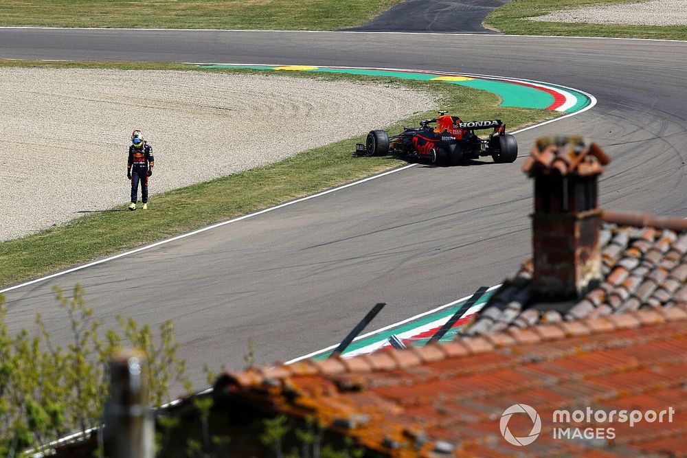 Sergio Perez, Red Bull Racing RB16B, na te zijn stilgevallen