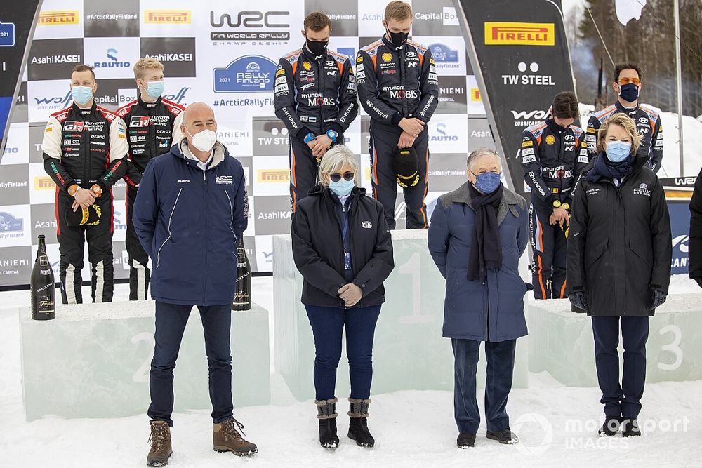 Podium : les vainqueurs Ott Tänak, Martin Järveoja, Hyundai Motorsport Hyundai i20 Coupe WRC, les troisièmes Thierry Neuville, Martijn Wydaeghe, Hyundai Motorsport Hyundai i20 Coupe WRC avec Michele Mouton, Jean Todt, Président FIA