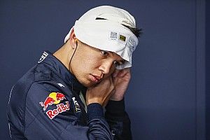 Элбон чуть не подрался с фанатом Ferrari