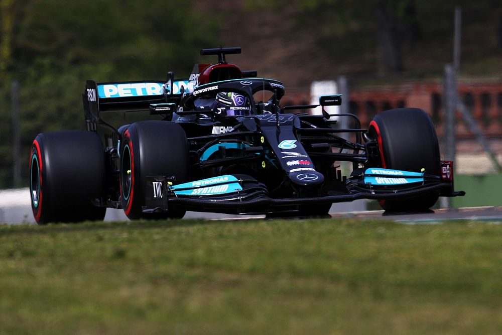Hamilton a pole-ban Imolában Perez és Verstappen előtt, egy tizeden belül a top-3!