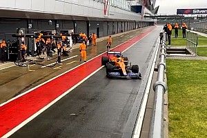 McLaren начала обкатку MCL35M в Сильверстоуне: фото и видео