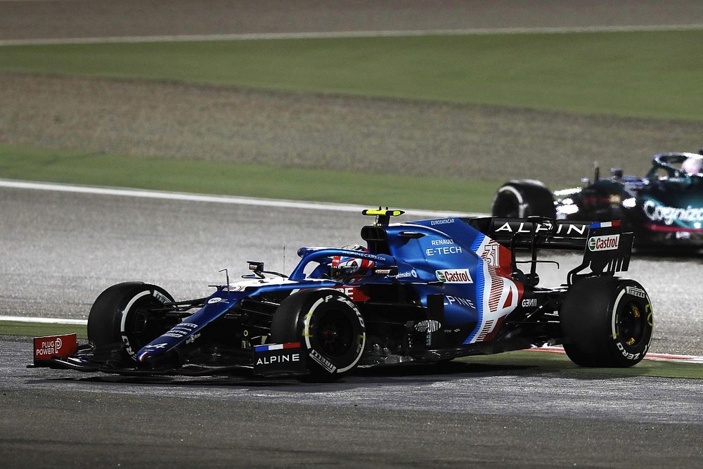 Sebastian Vettel, Aston Martin AMR21, Esteban Ocon, Alpine A521