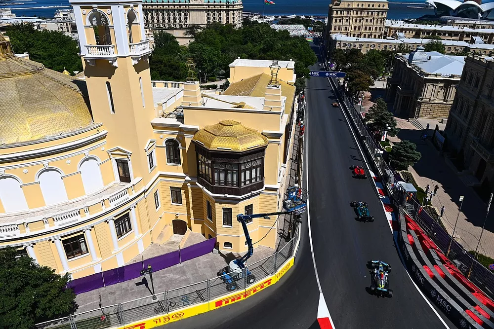 Charles Leclerc, Ferrari F1-75, Lance Stroll, Aston Martin AMR22, Lewis Hamilton, Mercedes W13