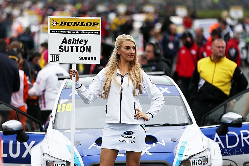 A BTCC-ben maradnak a rajtrácslányok... és fiúk