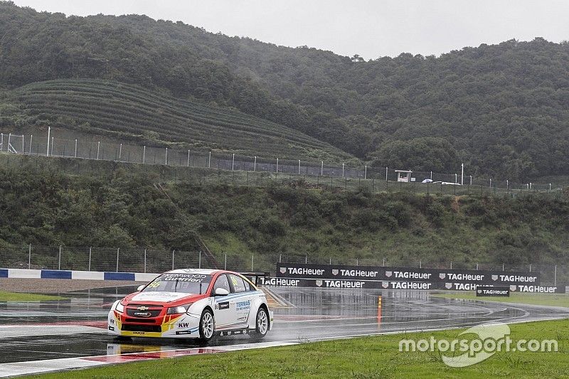 China WTCC: Guerrieri charges to victory in heavy rain