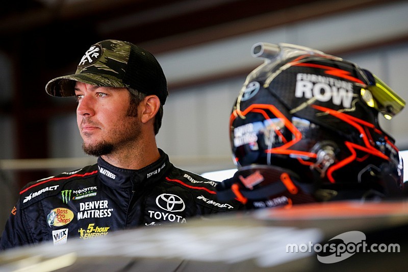 Truex repite y gana la etapa 2 en Kentucky
