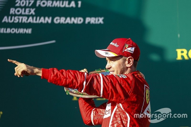 Sebastian Vettel, Ferrari, celebra con su trofeo