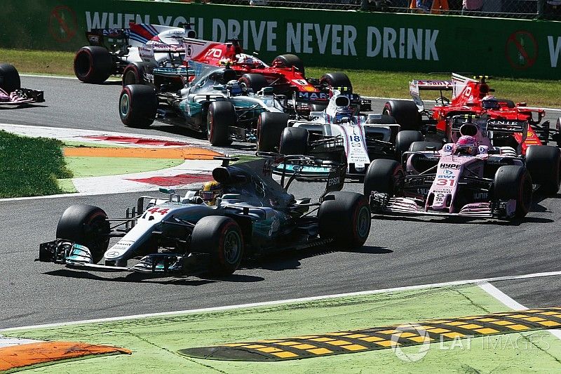 Start des Rennens: Lewis Hamilton, Mercedes AMG F1 W08, Esteban Ocon, Sahara Force India F1 VJM10, Lance Stroll, Williams FW40, Kimi Raikkonen, Ferrari SF70H