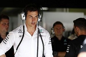 Скорость Хэмилтона поставила босса Mercedes в тупик