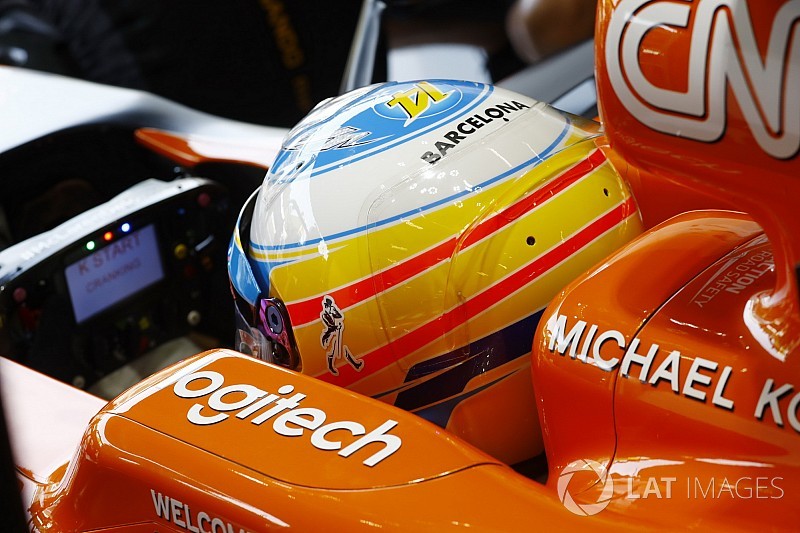 Sainz y Alonso rinden homenaje a las víctimas de Barcelona en sus cascos