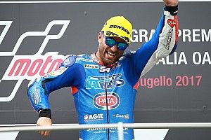 Veteraan Pasini boekt op Mugello zijn eerste zege in de Moto2