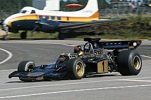 GALERI: Deretan mobil F1 berwarna hitam-emas