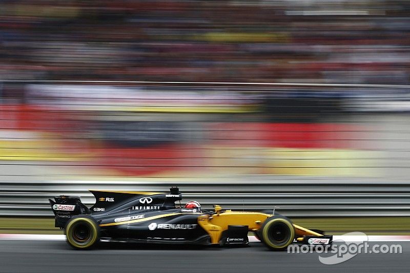 Инженеры Renault нашли причины падения гоночного темпа RS17