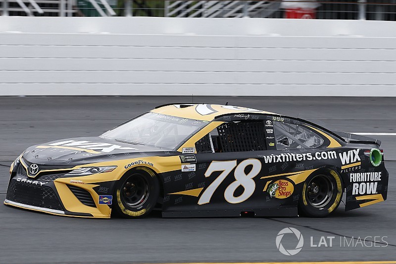 Martin Truex Jr. si prende la pole dopo la squalifica di Larson