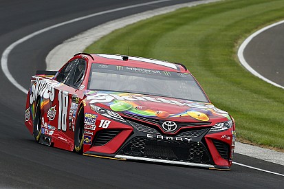 Kyle Busch firma la pole position alla Brickyard 400