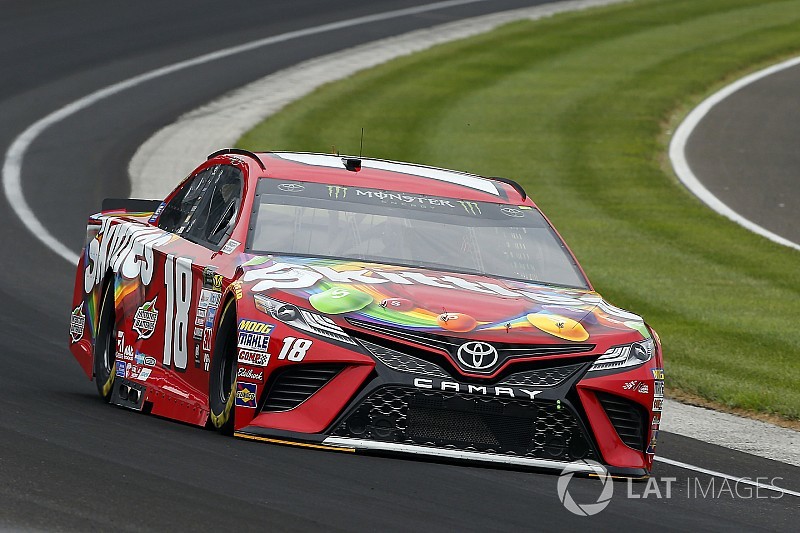 Kyle Busch firma la pole position alla Brickyard 400