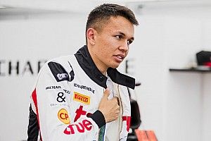 Albon rijdt met gebroken sleutelbeen: “Gaat beter dan verwacht”