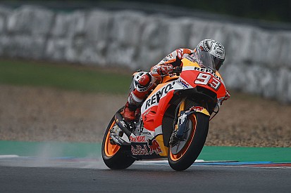 Misano, Warm-Up: Marquez cade, ma stacca tutti sotto al diluvio