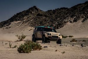 &iquest;Puede Defender plantar pelea a los coches m&aacute;s r&aacute;pidos del Dakar 2026?