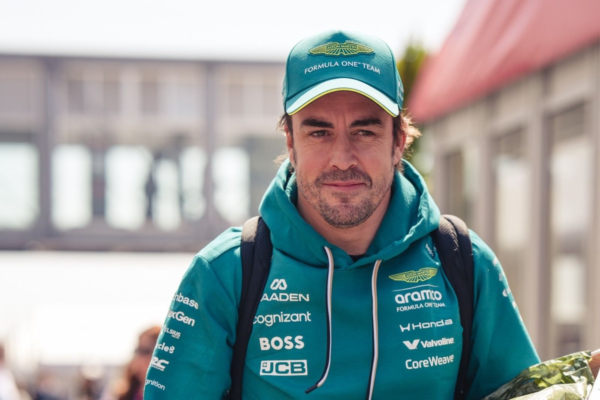 Fernando Alonso ya está en Japón: "El padre llega a Suzuka", dice Aston Martin
