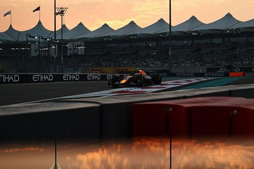 F1アブダビGP FP2速報｜ランク首位ノリス最速、フェルスタッペンが続く。ピアストリ出遅れ11番手。角田裕毅はセクター3苦しみ17番手