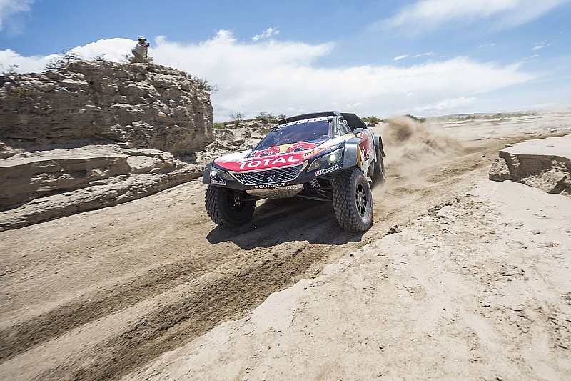 Sainz salva una etapa crucial acabando en tercera marcha