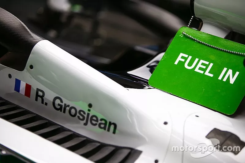 Un panneau d'entr&eacute;e de carburant sur la VF-18 Ferrari de Romain Grosjean, Haas F1 Team
